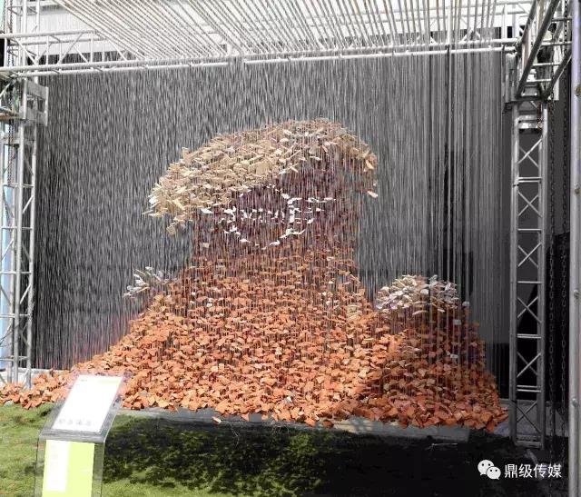 由棚戶區(qū)拆下的磚渣、瓷磚碎片用魚線串成名為《紅海》的藝術(shù)裝置